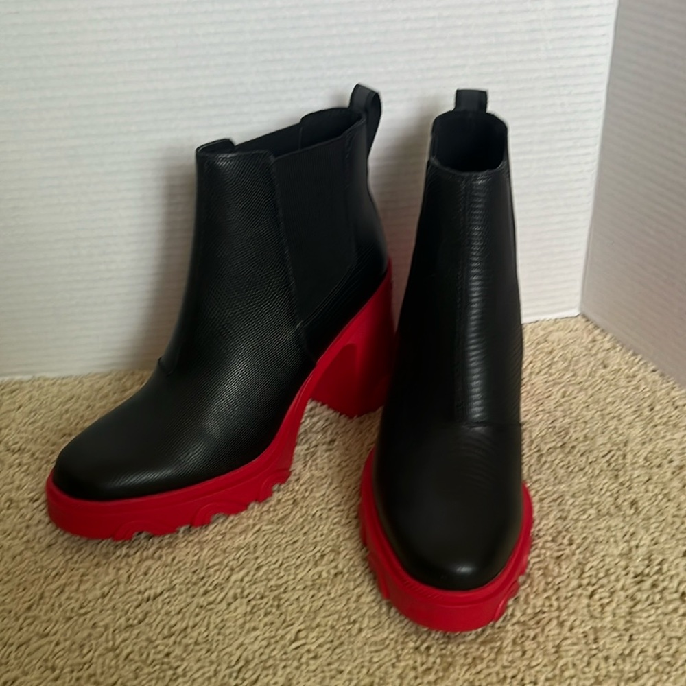 SOREL WOMEN'S BREX™ HEEL CHELSEA BOOTIE.  Excellent condition. Waterproof. 9.5